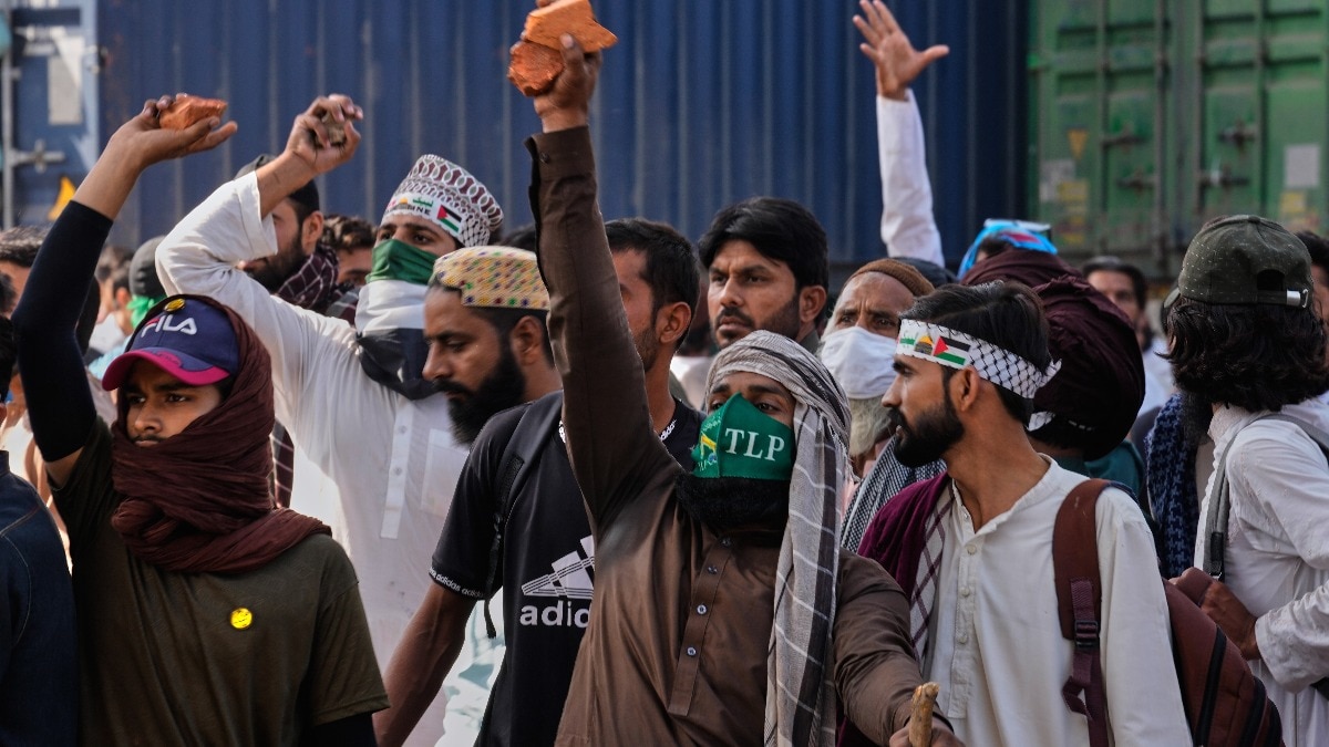 Supporters of Islamist party 'Tehreek-e-Labbaik Pakistan' chant religious slogans near their party's headquarters. (Image: AP)