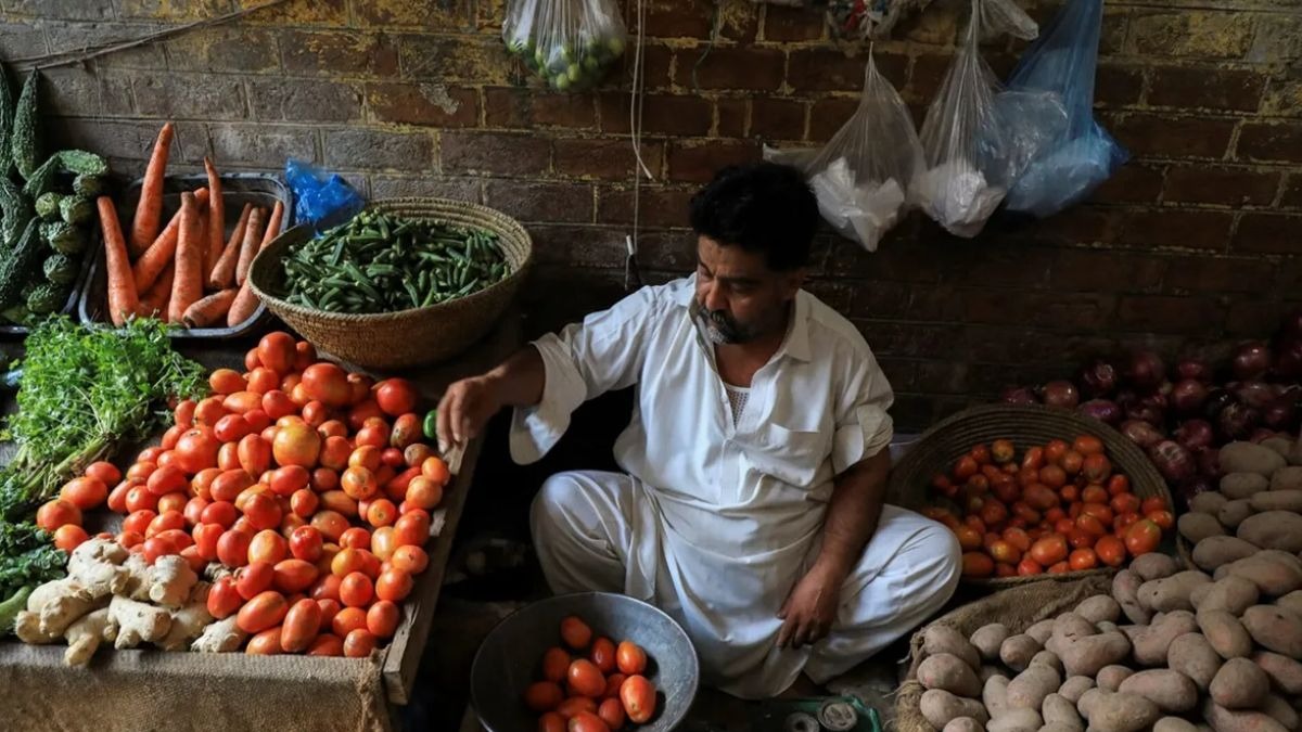 PAK-अफगानिस्तान बॉर्डर बंद… आसमान छू रहे फल-सब्जियों के दाम, टमाटर 600 तो अदरक 750 रुपये किलो – Pakistan Afghanistan border closures prices of essentials tomatoes hike ntc
