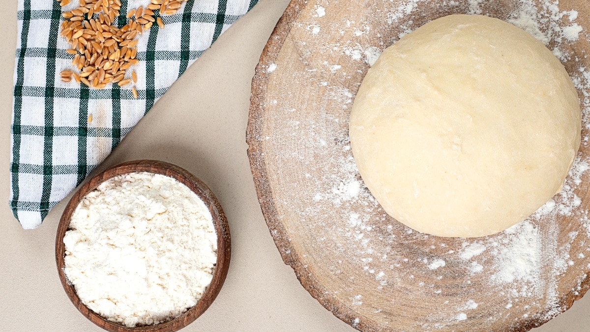 गूंथे हुए आटे को अक्सर लोग फ्रिज में स्टोर कर लेते हैं. (Image: FreePic)