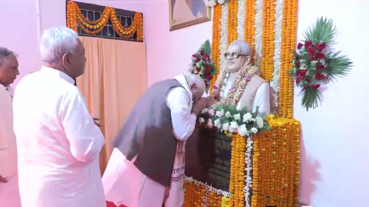 PM Modi pays Tribute to Jannayak Karpoori Thakur at his ancestral village in Samastipur
