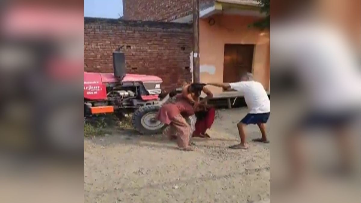 सरेराह टूटी हैवानियत की हद! बाल पकड़कर महिला को पीटा (Photo: itg)