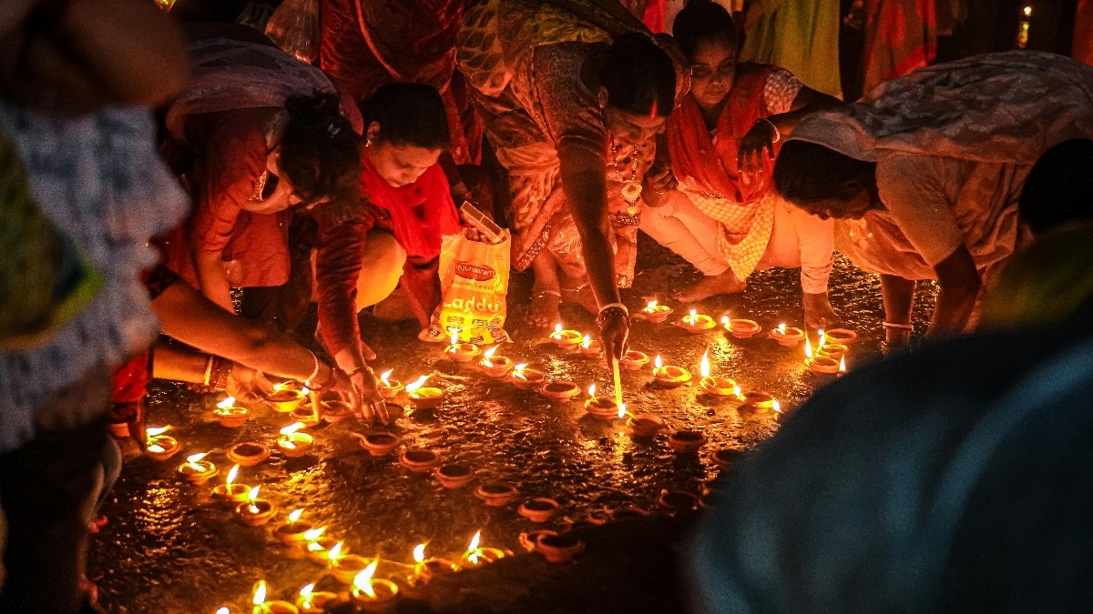 Dev Deepawali 2025 Date: 4 या 5 नवंबर, कब है देव दीपावली? जानें इस पर्व की सही तिथि और मुहूर्त - dev deepawali 2025 date tithi know pujan ka shubh muhurat & significance tvisg - AajTak