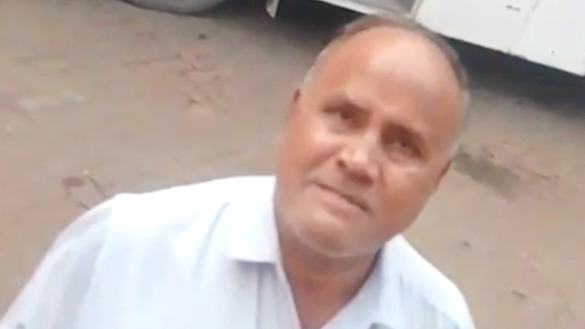 'मारेंगे तो घूम जाओगे...' UP रोडवेज के ARM ने ड्राइवर-कंडक्टर को बुरी तरह धमकाया, वीडियो वायरल