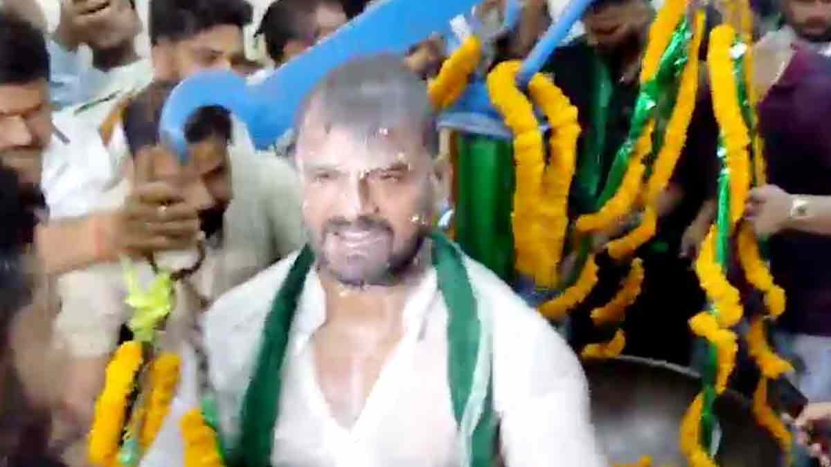 समर्थकों ने खेसारी लाल यादव को दूध ने नहलाया (Photo: Screengrab)