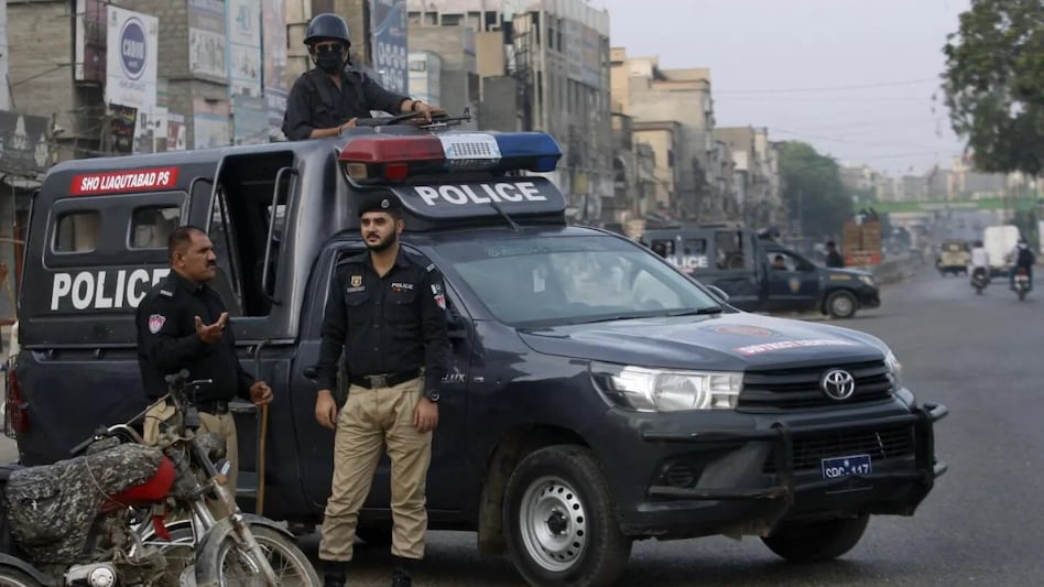 धमाकों में मारे गए पुलिसकर्मियों में हंगू के एसपी (ऑपरेशंस) असद जुबैर भी शामिल हैं (AP/Representative Image) धमाकों में मारे गए पुलिसकर्मियों में हंगू के एसपी (ऑपरेशंस) असद जुबैर भी शामिल हैं (AP/Representative Image)