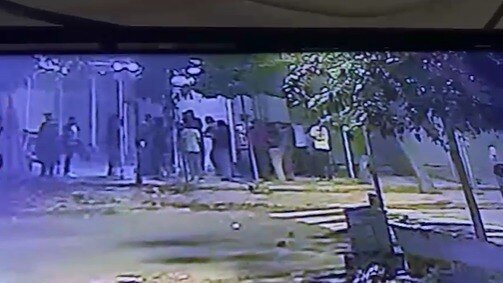 दिवाली की रात दर्दनाक हादसा! युवकों ने लोहे की पाइप में भरे पटाखे, फटते ही 16 वर्षीय छात्रा के सिर में जा लगी पाइप, फिर...