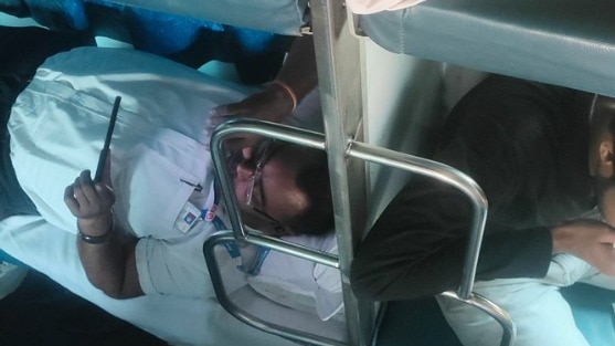 '... और TTE लेटकर वीडियो देख रहे हैं!' शख्स ने दिखाया खचाखच भरी ट्रेन का हाल