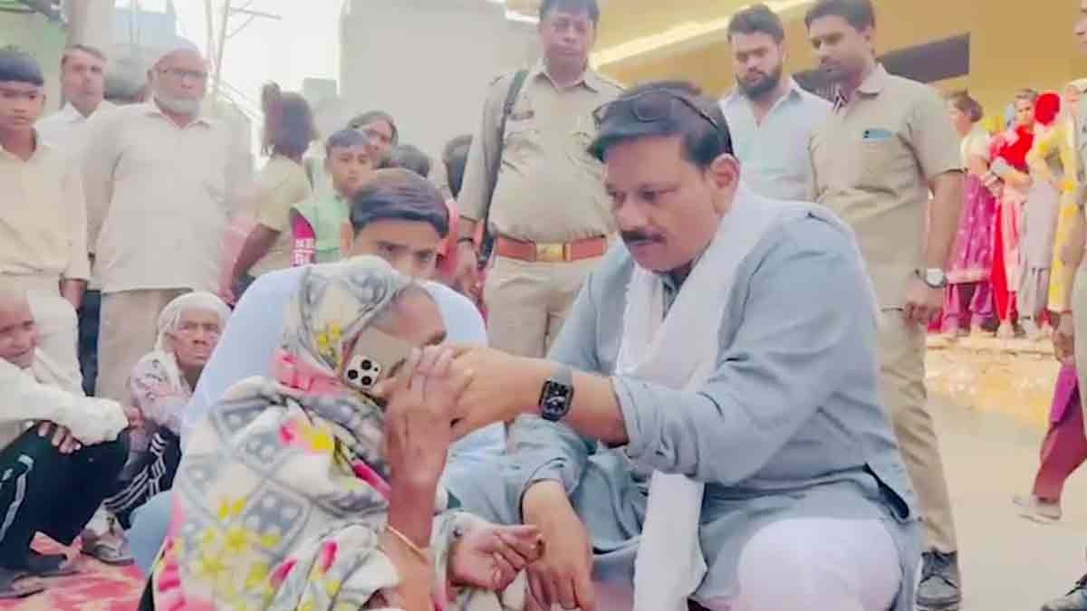 Anger erupts after Dalit teenager's death: Villagers block road