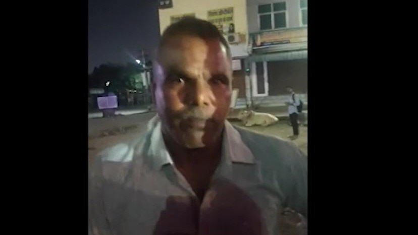 ठेला संचालक और उसके बेटे की पिटाई करने वाला ASI. (Photo: Screengrab) 