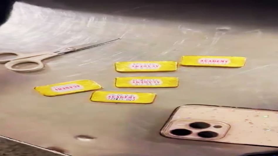 महिला ने अंडरगारमेंट में छिपा रखा था सोना. (Photo: Screengrab)