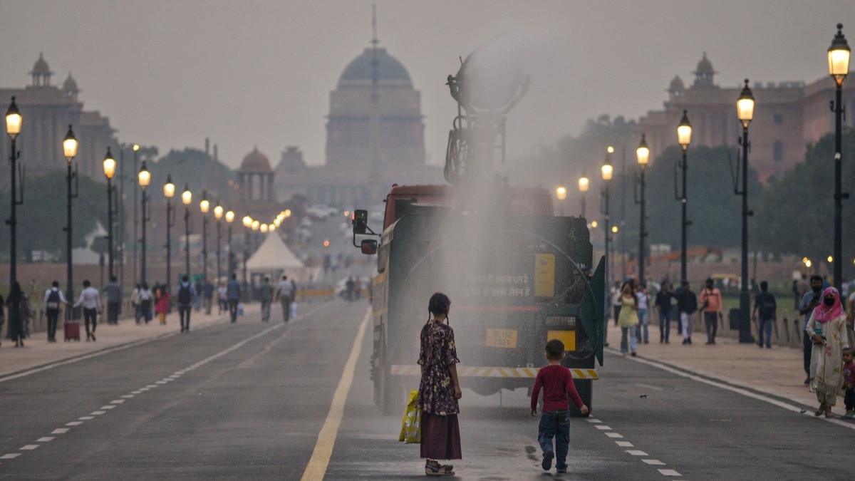 दिल्ली के आनंद विहार में 412 दर्ज हुआ AQI. (photo: PTI)