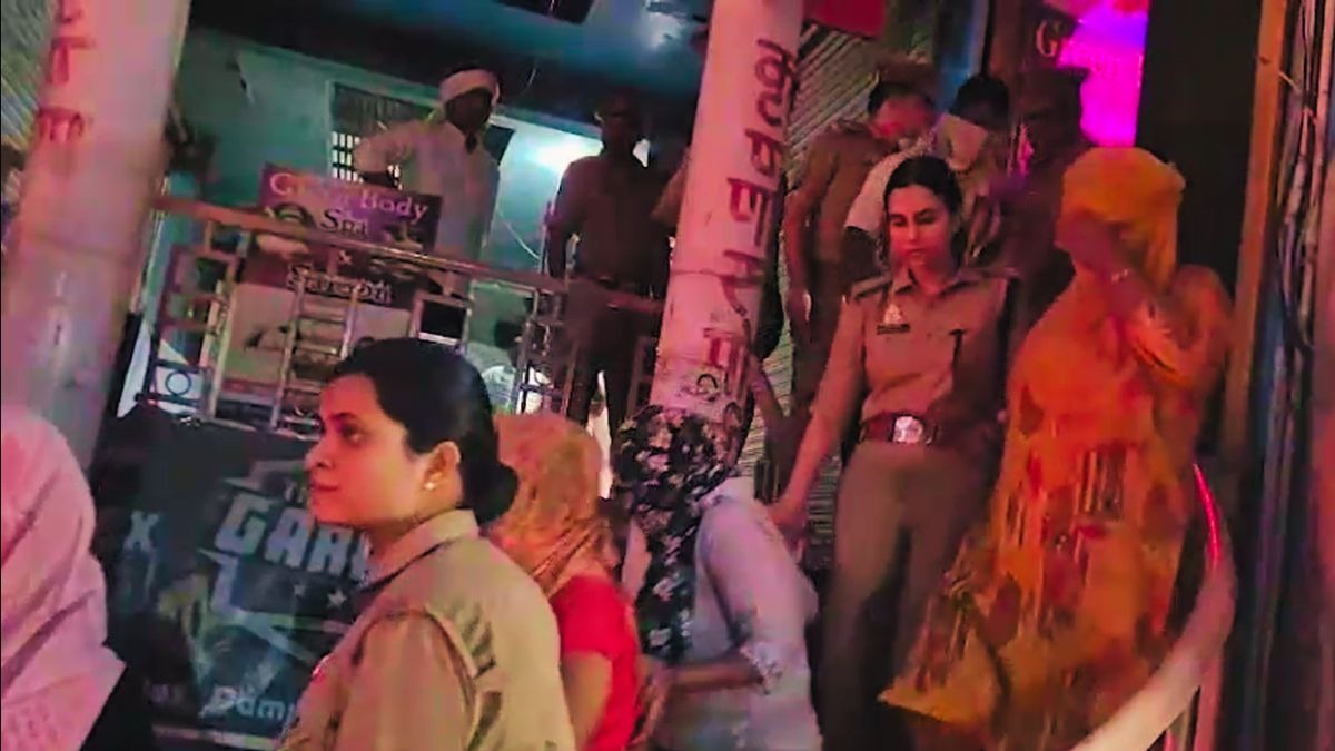 पांच युवक, 6 युवतियां… मथुरा के स्पा में मिलीं आपत्तिजनक चीजें