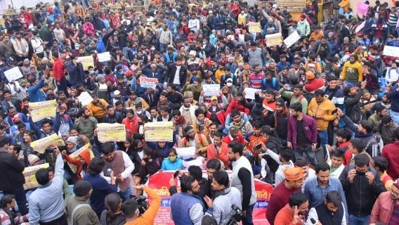 69000 शिक्षक भर्ती मामले में अभ्यर्थियों का गुस्सा फूटा, अचानक पहुंचे मंत्री आवास