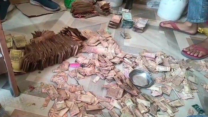 छिपाए गए नोटों की गिनती करते लोग. (Photo: Chandni kureshi/ITG)