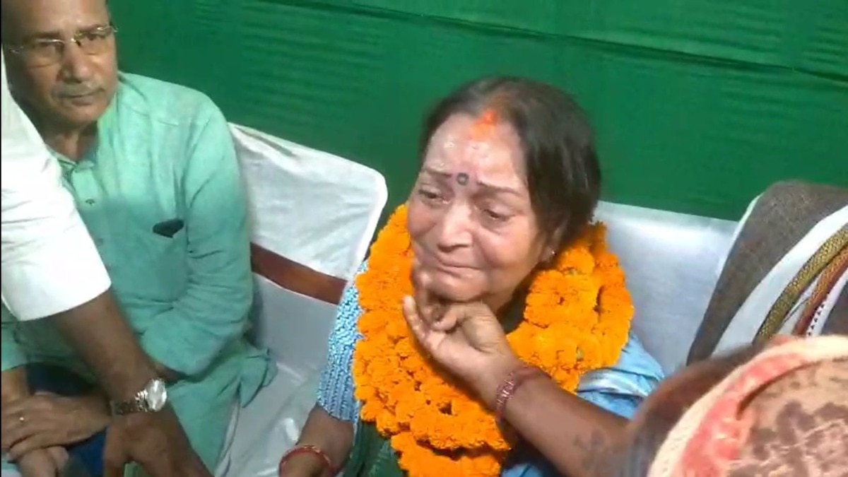 मंच पर फूट-फूटकर रोने लगीं मुन्ना शुक्ला की पत्नी, कार्यकर्ताओं के नारे सुन छलके आंसू
