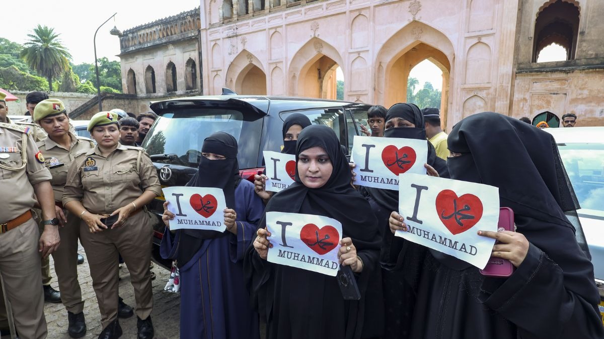 अलीगढ़ में मंदिर की दीवारों पर I Love Muhammad लिखने से बवाल, तनाव के बीच पुलिस अलर्ट!