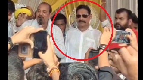 VIDEO: समर्थक लगा रहे थे नारे तभी टूट गया मंच, धड़ाम से गिरे बाहुबली नेता अनंत सिंह