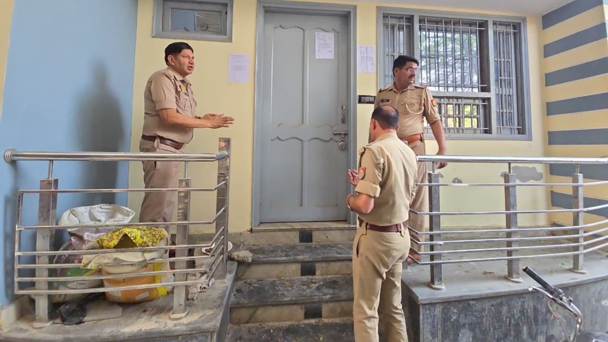 हाजिर न हुआ तो होगी कुर्की, संभल हिंसा के मास्टरमाइंड के घर के बाहर मुनादी