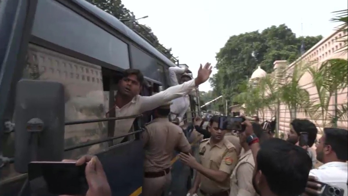 69000 शिक्षक भर्ती मामला: मायावती के आवास पर प्रदर्शन, बसपा सुप्रीम से क्या चाहते हैं अभ्यर्थी?