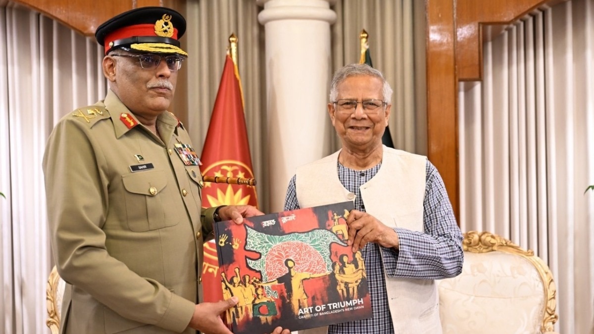 'मिशन बांग्लादेश' पर ढाका पहुंचा शहबाज का खास जनरल, मोहम्मद यूनुस से की मुलाकात