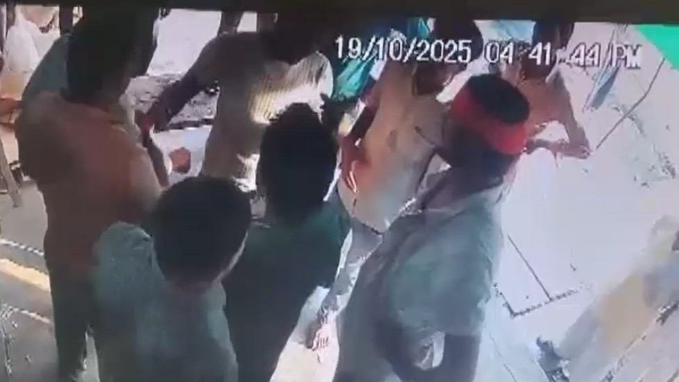 बांदा में पार्षद की दबंगई, डेयरी संचालक को साथियों संग पीटा- VIDEO