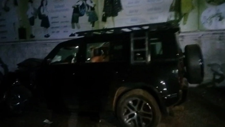 वाहनों में टक्कर मारने के बाद छतिग्रस्त डिफेंडर. (Photo: Screengrab)