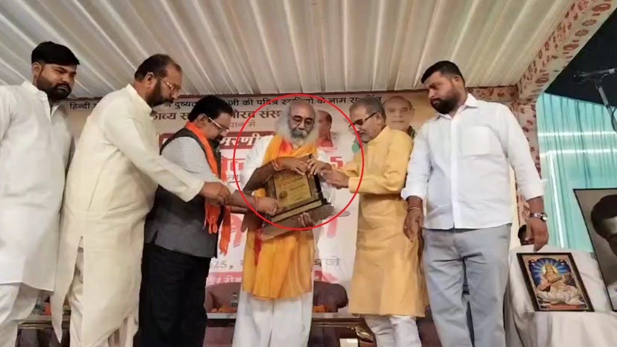 आचार्य प्रमोद कृष्णम हापुड़ में खड़खड़ी महोत्सव के कवि सम्मेलन के दौरान. (Photo: Devendra Sharma/ITG)