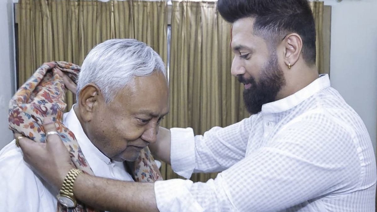 बिहार के मुख्यमंत्री नीतीश कुमार छट के मौके पर चिराग पासवान से मिलने उनके घर गए थे. (Photo: PTI)