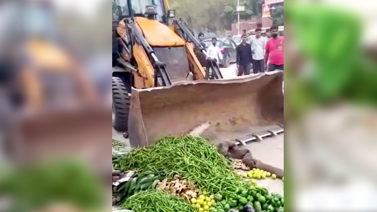 JCB की मदद से रेहड़ीवालों की सब्जी हटाई.(Photo:Screengrab)