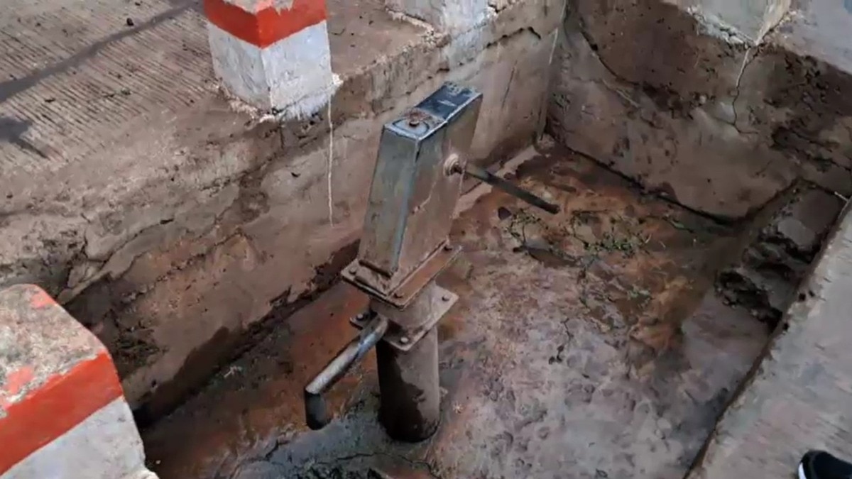 सीधी में बीच सड़क स्थित हैंडपंप. (Photo: Screengrab)