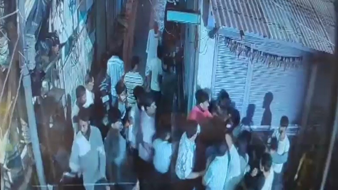 UP: भंडारे में गए पुजारी को दबंगों ने पीटा, बचाने आए परिवार के लोग तो उनके साथ भी की मारपीट- Video