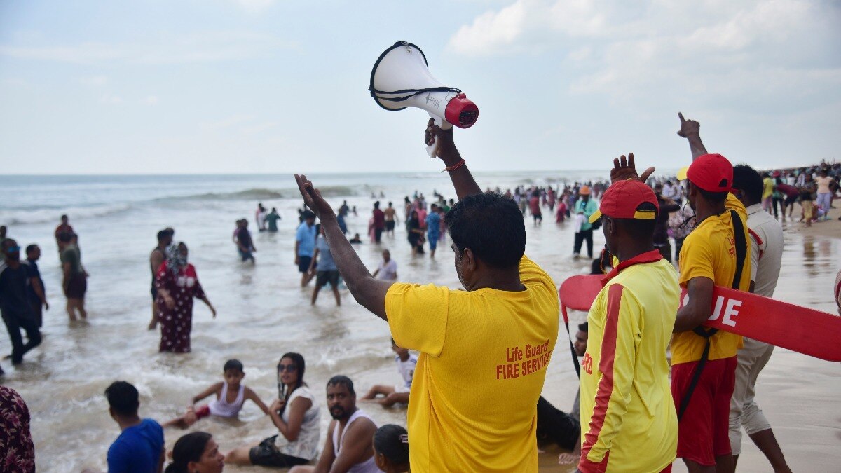 साइक्लोन मोंथा खतरे को देखते हुए फ्लाइट्स रद्द कर दी गई हैं.