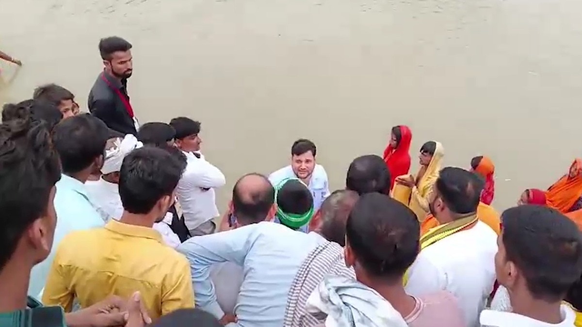 पटना में शाम का अर्घ्य देते समय फिसला छठ व्रती का पैर. (photo: ITG)