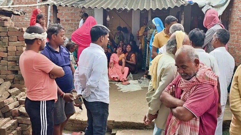 Family members weeping after the accident (Photo- ITG)