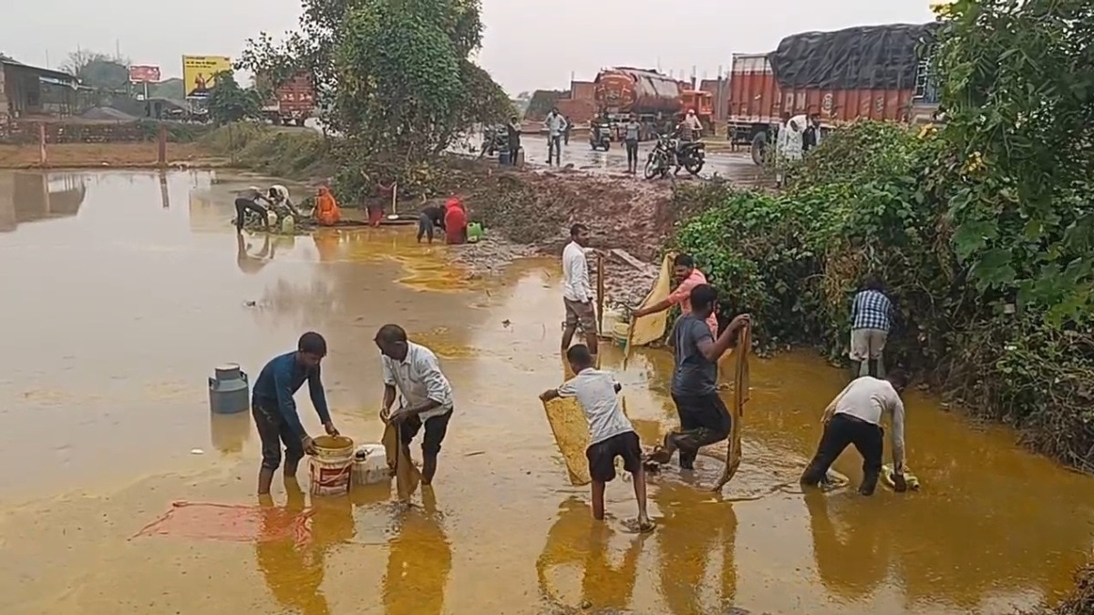 टैंकर से गिरे तेल को लूटते ग्रामीण. (Photo: Umesh Mishra/ITG)