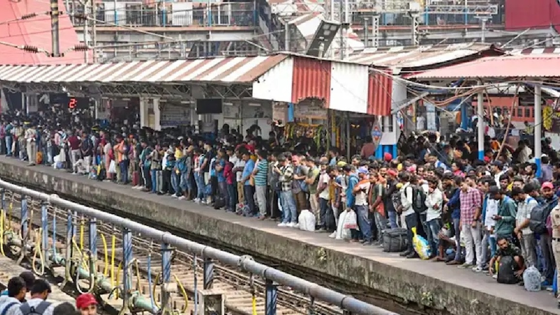 प्रवासी बिहारियों के वोट किस गठबंधन के लिए गेमचेंजर साबित होंगे?