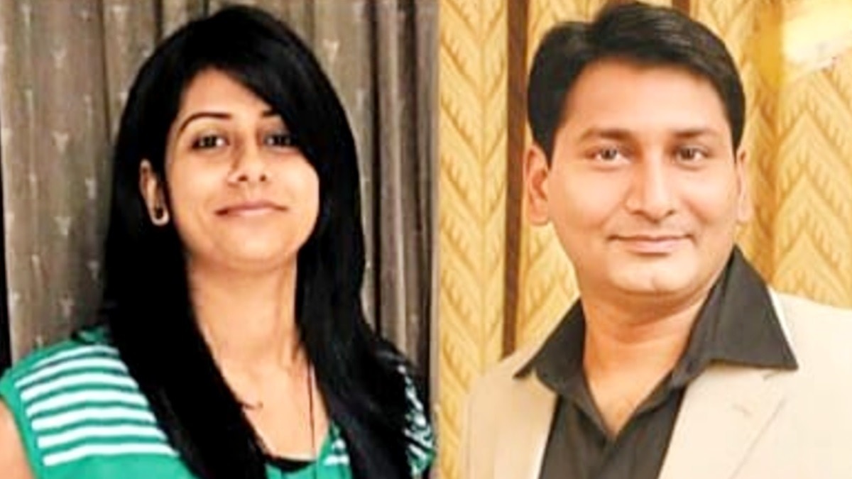 DOIT के अफसर प्रद्युम्न दीक्षित और पत्नी पूनम.(Photo:ITG)