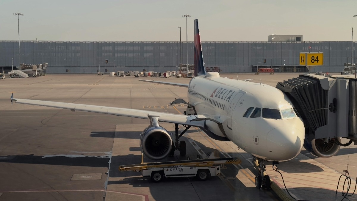 फ्लाइट अटेंडेंट ने कर दी ऐसी गलती, एयरलाइन को लगी 88 लाख की चपत