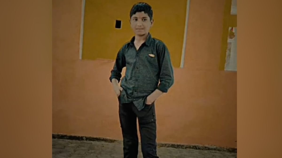 खेत के बीच भूसे के ढेर में मासूम का शव (Photo: ITG)