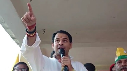 'देखिए बहरूपिया का गाड़ी जा रहा है...', तेज प्रताप यादव का RJD प्रत्याशी पर तीखा हमला