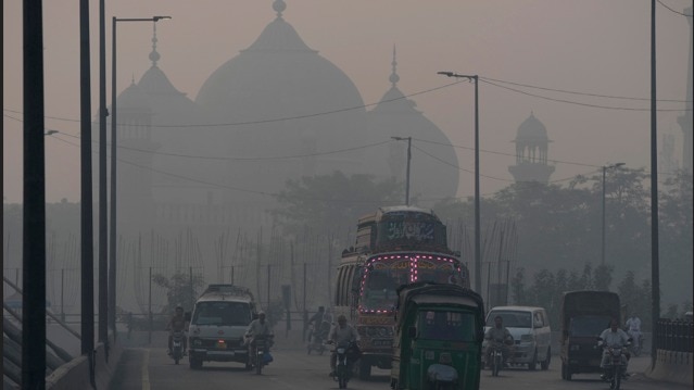 लाहौर बना दुनिया का सबसे प्रदूषित शहर, 25 गुना ज्यादा खराब हवा, स्मॉग इमरजेंसी प्लान लागू