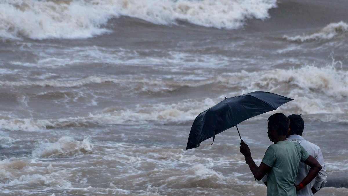 LIVE: चक्रवात 'मोंथा' ने आंध्र तट को पार किया, राज्य में नाइट कर्फ्यू लागू, कई ट्रेनें और फ्लाइट्स रद्द