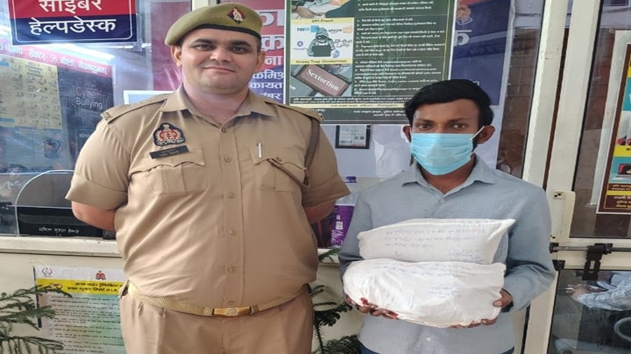 एक करोड़ से ज्यादा की चरस के साथ गिरफ्तार युवक. (Photo: Bhupender Chaudhary/ITG)