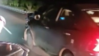टक्कर मारने के बाद बाइक समेत युवक को घसीटता कार ड्राइवर. (Photo: Screengrab)