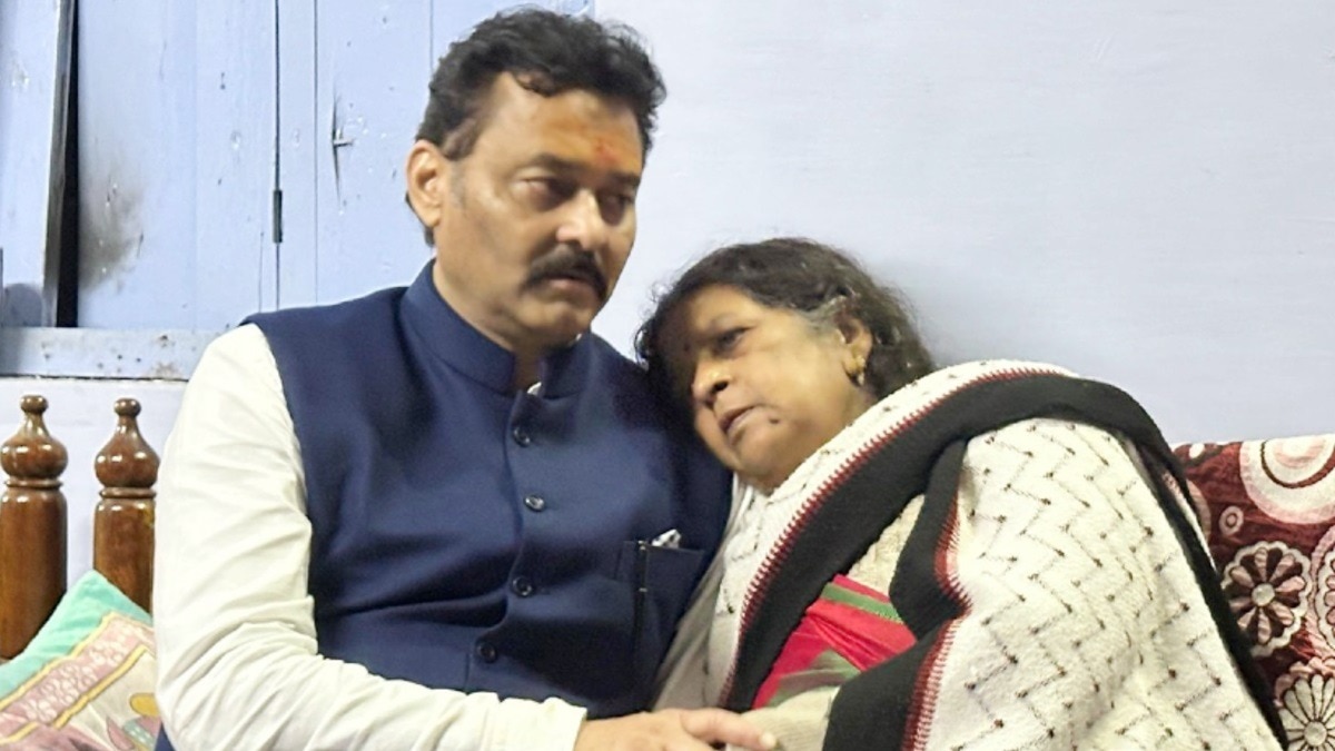 मृतक नेता की परिजन को ढांढस बंधाते MLA संजय पाठक.(Photo:ITG)