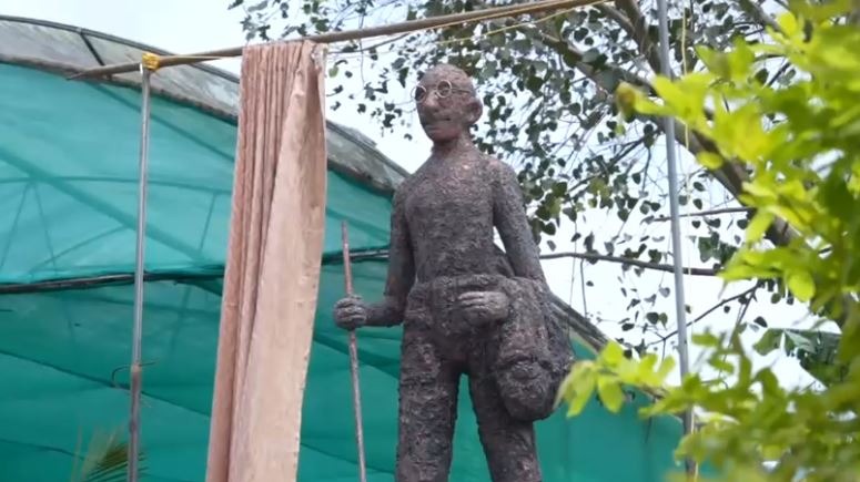 केरल के त्रिशूर ज़िले के गुरुवायूर में महात्मा गांधी की नई प्रतिमा को लेकर विवाद खड़ा हो गया है. लोगों का कहना है कि मूर्ति गांधीजी जैसी बिल्कुल नहीं दिखती, बस उसमें चश्मा और लाठी है. ( Photo: ITG)