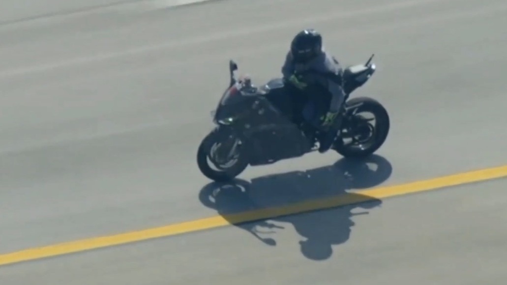 VIDEO: 250 की स्पीड से बाइक पर भाग रहा था शख्स, सामने से आ गई कार और...