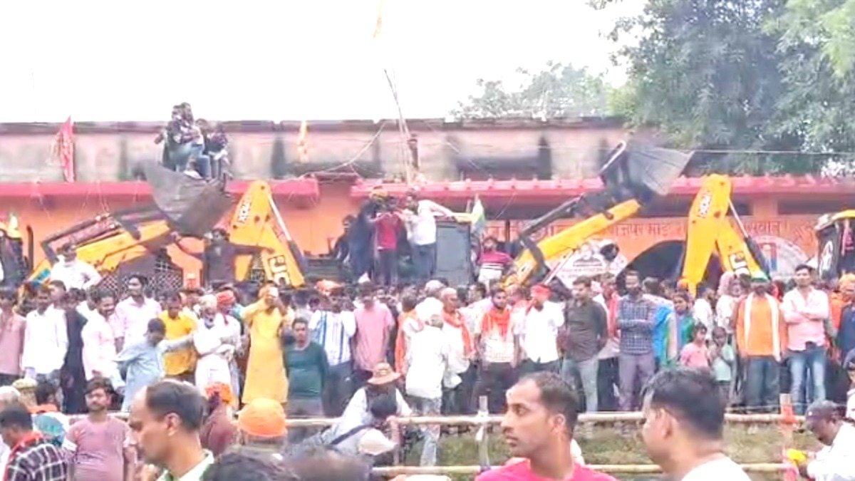 रघुनाथपुर के मैदान में UP के CM योगी का बुलडोजर वेलकम.(Photo:Screengrab)