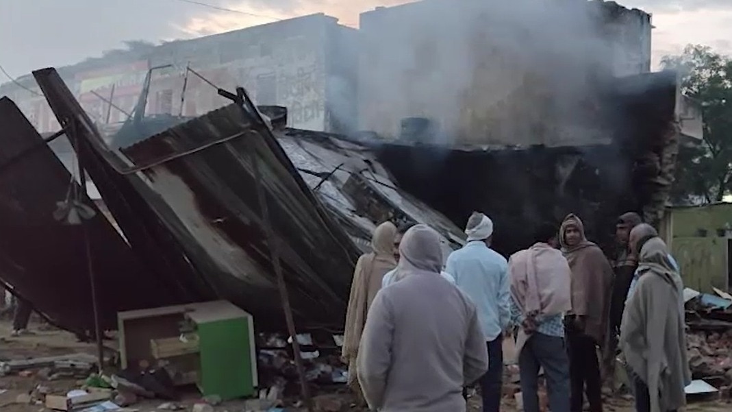 विस्फोट के बाद मलबे में तब्दील दुकान. (Photo: Screengrab)