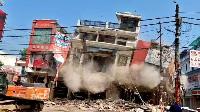 मेरठ में कॉम्प्लेक्स पर बुलडोजर एक्शन (Photo- ITG) मेरठ में कॉम्प्लेक्स पर बुलडोजर एक्शन (Photo- ITG)